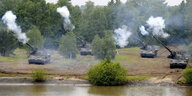 Panzerhaubitzen schießen am Fluss