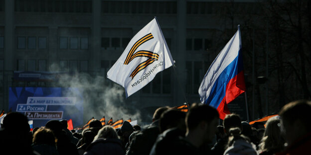 Demonstranten mit russischen Fahnen Demonstranten mit russischen Fahnen