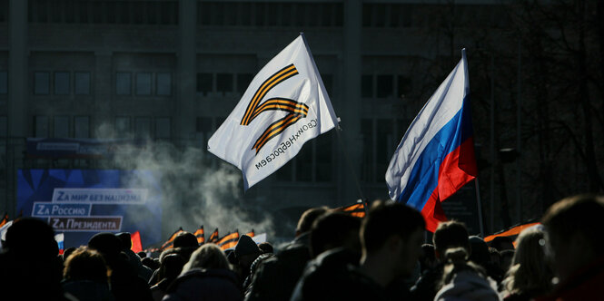 Demonstranten mit russischen Fahnen