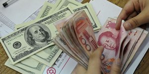 dollar- und yuan-geldscheine