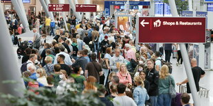 Menschenmassen in einem Flughafen