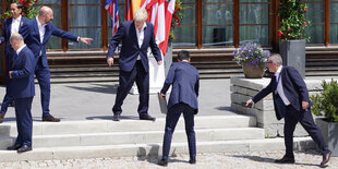 Boris Johnson Olaf Scholz Charles Michel und andere stehen unsortiert an einer Treppe in Schloss Elmau