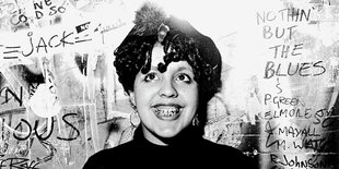 Poly Styrene im Porträt mit Zahnspange