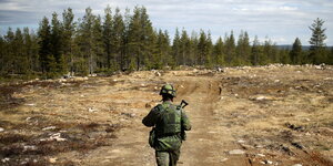 Ein Soldat läuft über ein gerodetes Waldstück