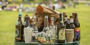 Das Foto zeigt Massen an geleerten Flaschen mit alkoholischen Getränlen.