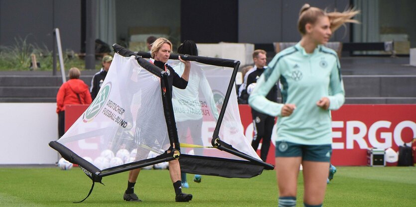 Eifrige Betriebsamkeit auf dem DFB-Campus: Bundestrainerin Voss-Tecklenburg in Frankfurt.