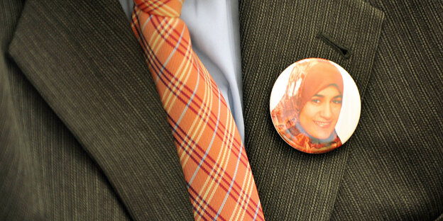 Das Bild von Marwa El-Sherbini an einen Anzug geheftet