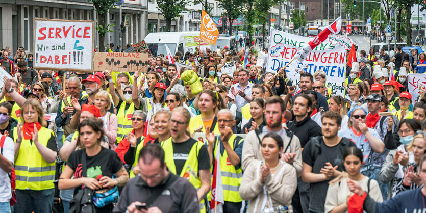 Eine Menschenmasse bei einer Demo