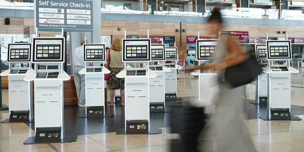 Das Foto zeigt die schon aus dem Terminal 2 bekannten und nun auch im Terminal 1 des Flughafens BER aufgestellten Automaten zur Selbst-Abfertigung des Gepäcks durch die Passagiere.
