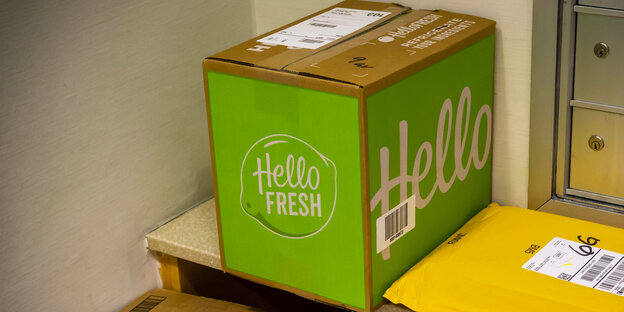 Ein Paket von Hellofresh in einem Hausflur.