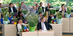 Hinter ihren Pulten sitzt die neue schwarz-grüne Regierung im Landtag in Kiel. Alle schauen in eine andere Richtung