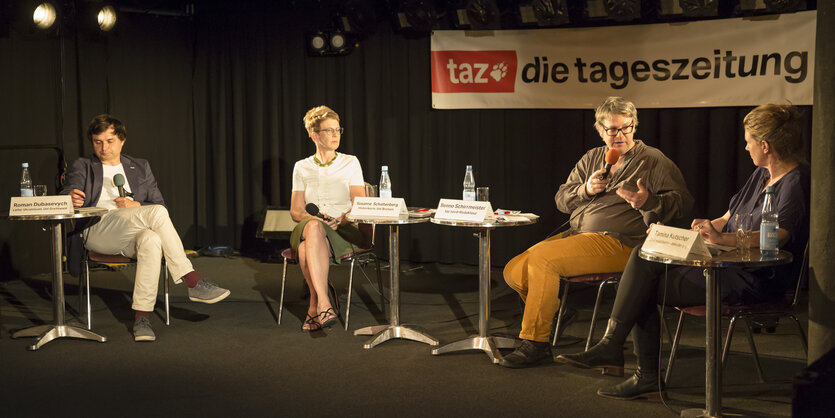 Beim taz-Salon sitzen auf der Bühne (von links) der ukrainische Kulturwissenschaftler Roman Dubasevych, die Direktorin der Forschungsstelle Osteuropa an der Uni Bremen, Susanne Schattenberg, Moderator und taz-Redakteur Benno Schirrmeister sowie Tamina Kutscher, Chefredakteurin der Online-Plattform Dekoder.org, die russische und ukrainische Stimmen aus der Zivilgesellschaft verbreitet