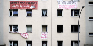 Protesttransparente Wohnen Ist Grundrecht an der Aussenansicht der Habersaathstraße 40 48 in Berlin Mitte.