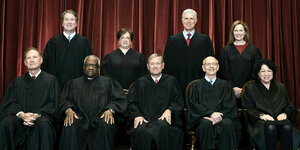 Gruppenfoto der Mitglieder in schwarzen Roben des Supreme Court in Washington