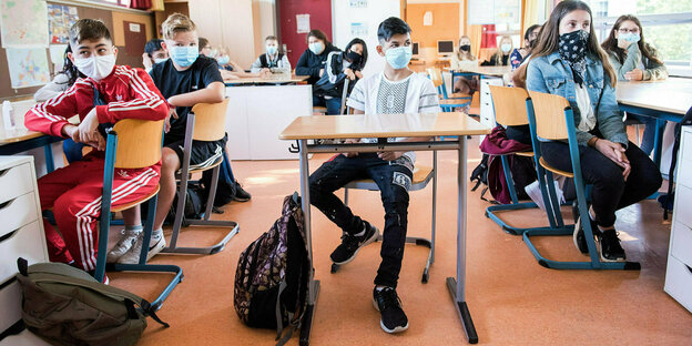 Schüler mit Mund-Nasenschutz in einem Klassenraum