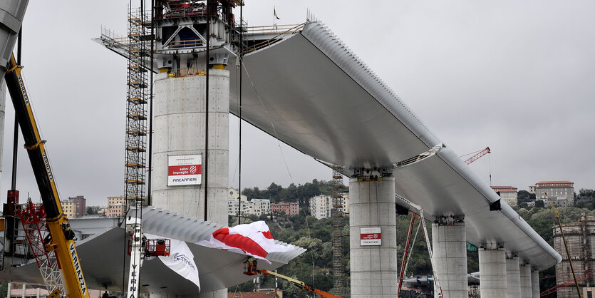 Auf einer Baustelle wird eine Brücke auf Pfeilern gebaut