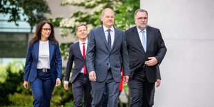 Bundeskanzler Olaf Scholz (SPD, 2.v.r.), geht neben Yasmin Fahimi, Vorsitzende des Deutschen Gewerkschaftsbund (DGB, l-r), Kai Niebert, Präsident des Deutschen Naturschutzringes (DNR) und BDI Präsident Siegfried Russwurm zu der Pressekonferenz vor der Auftaktsitzung der Allianz für Transformation.