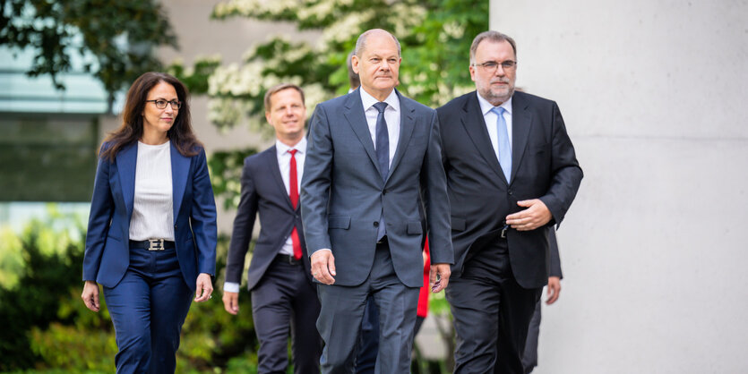 Bundeskanzler Olaf Scholz (SPD, 2.v.r.), geht neben Yasmin Fahimi, Vorsitzende des Deutschen Gewerkschaftsbund (DGB, l-r), Kai Niebert, Präsident des Deutschen Naturschutzringes (DNR) und BDI Präsident Siegfried Russwurm zu der Pressekonferenz vor der Auftaktsitzung der Allianz für Transformation.