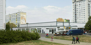 Ein Supermarkt-Bungalow zwischen Plattenbau-Hochhäusern in Halle-Neustadt