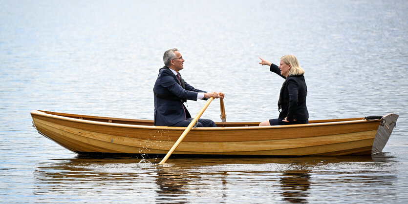 Stoltenberg und Andersson im Ruderboot