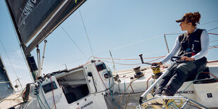 Susann Beucke sitzt im Cockpit einer Yacht