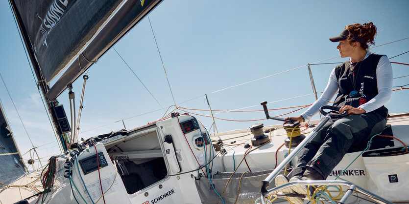 Susann Beucke sitzt im Cockpit einer Yacht