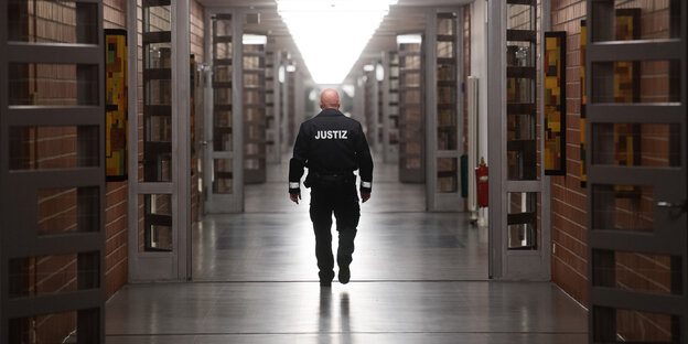Ein Justizwachtmeister geht durch einen der langen Flure im Zellentrakt der JVA Sehnde.