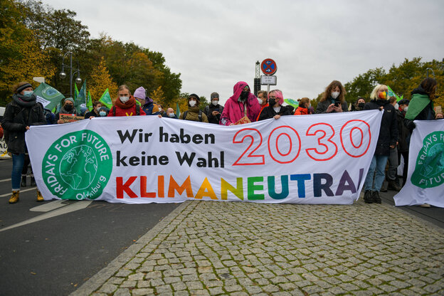 Ein Banner auf einer Demo in Berlin