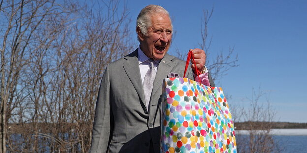 Prinz Charles mit bunter Tüte