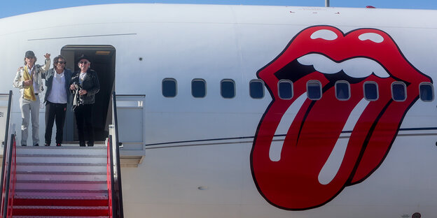 Mick Jagger (l-r), Ronnie Wood und Keith Richards Mitglieder der Rockband The Rolling Stones, kommen auf dem Flughafen Adolfo Suarez Madrid-Barajas an.