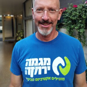 Ein Mann mit blauem Shirt und hebräischer Beschriftung