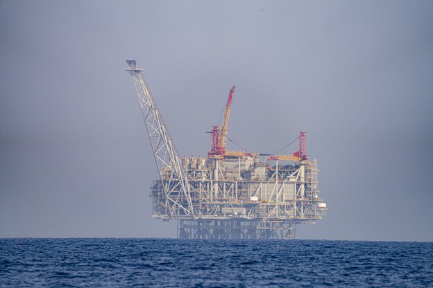 Ölplattform im Meer Ölplattform im Meer