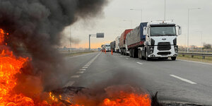 Ein Lastwagen vor einer brennenden Blockade