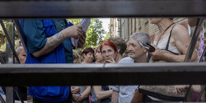 Menschen warten in der Ostukraine auf Hilfsgüter.