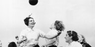 Schwarz-weiß-Aufnahme einer Trainingssituation von Fußballerinnen 1927