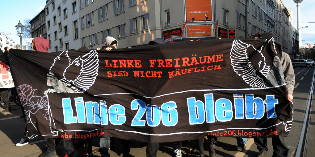 Demonstrant:innen halten ein Banner mit der Aufschrift: Linie 206 bleibt hoch