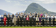 Ukraine Aufbaukonferenz:Gruppenfoto , sehr viele Politiker vor einem Berg in Lugano