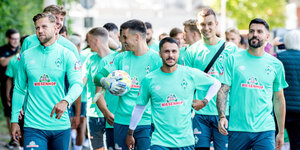 Spieler des SV Werder Bremen auf dem Weg zum Trainingsplatz