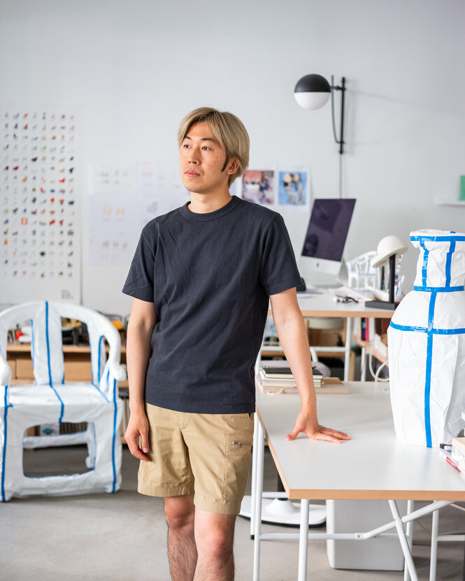 Weng Xinyu in seinem Studio, zusammen mit der Vase und dem Stuhl