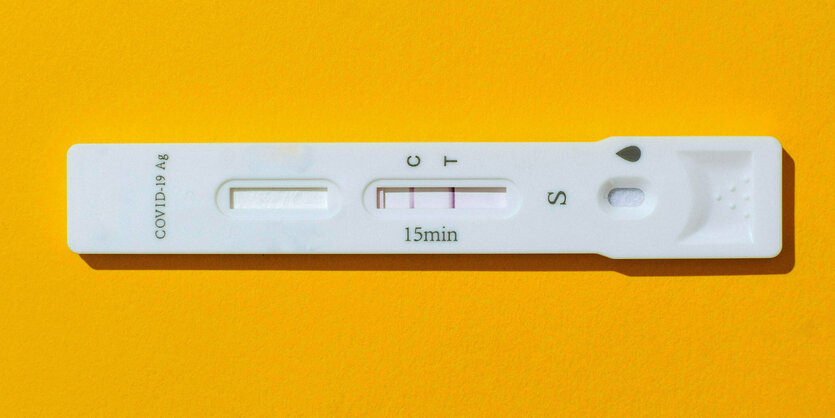 Ein Schnelltest zeigt eine Coronainfektion