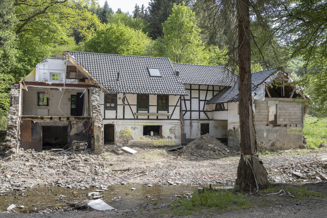 Ein von der Flut halb zerstörtes Fachwerkhaus