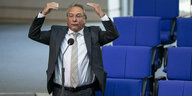 Klaus Ernst spricht erregt im Bundestag