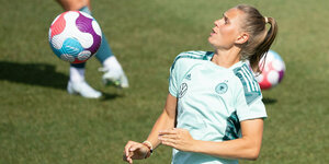 Klara Bühl beim Training der Nationalmannschaft mit Ball