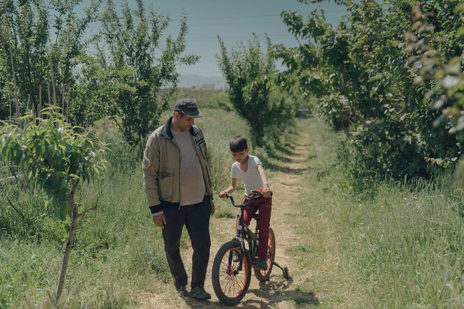 Mann in einem Feld