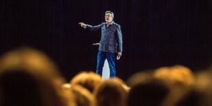 Jean Luc Melenchon als Hologram auf einer Bühne