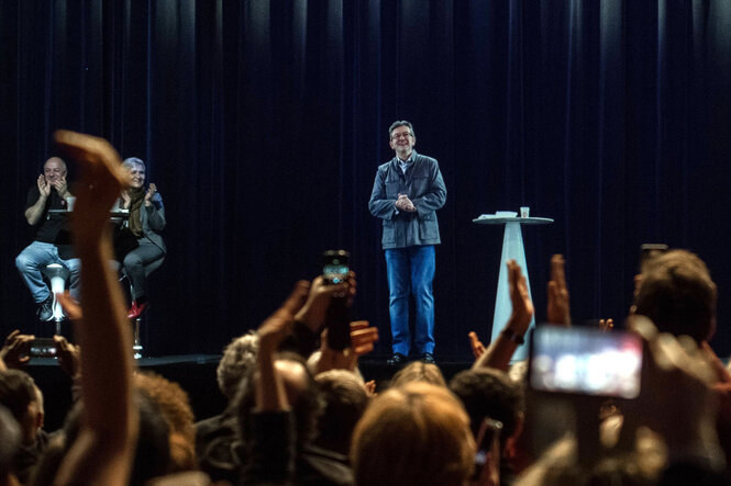 nochmal Hologramm von Melenchon in Menschenmenge auf Bühne