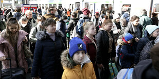 Viele Menschen auf einem Bahnsteig