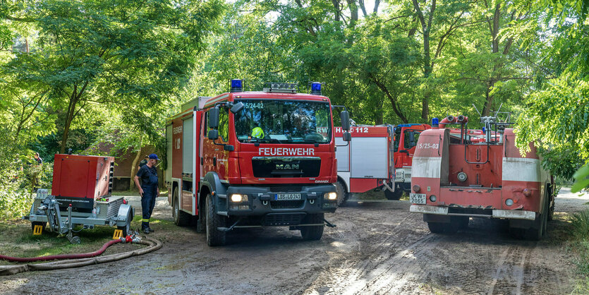 Feuerwehrautos im Wald