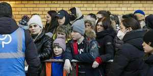 Geflüchtete aus der Ukraine warten an der Erstaufnahmeeinrichtung in Reinickendorf auf ihre Registrierung