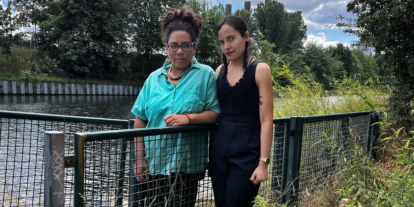 Die beiden Musikerinnen Ale Hop (rechts im Bild) und Laura Robles (links im Bild) stehen vor dem Kanal im Wedding, kurz vor ihrem ersten gemeinsamen Auftritt.